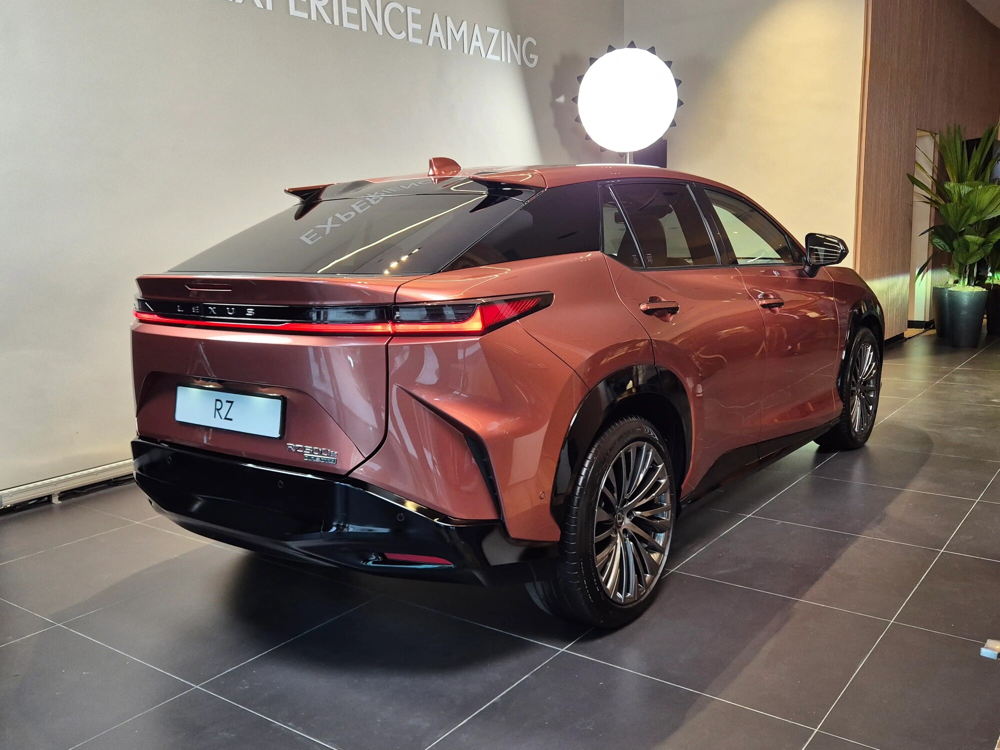 O novo Lexus RZ 500e marca a estreia da marca no segmento 100% elétrico no Brasil. O SUV combina desempenho, tecnologia e design futurista.