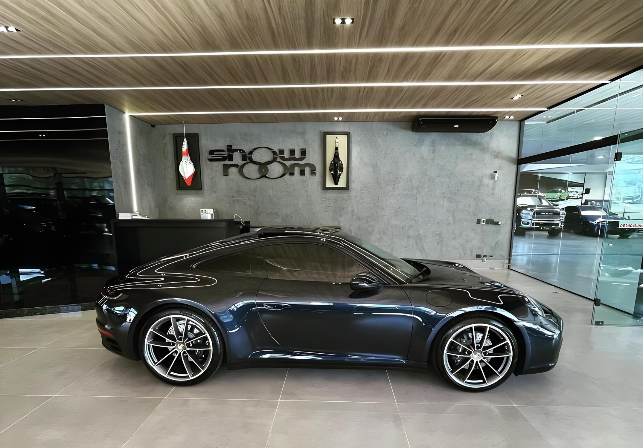 Design limpo, luz natural e um ícone da engenharia alemã. A vitrine da Show Room resume a filosofia da empresa: menos ruído, mais potência.