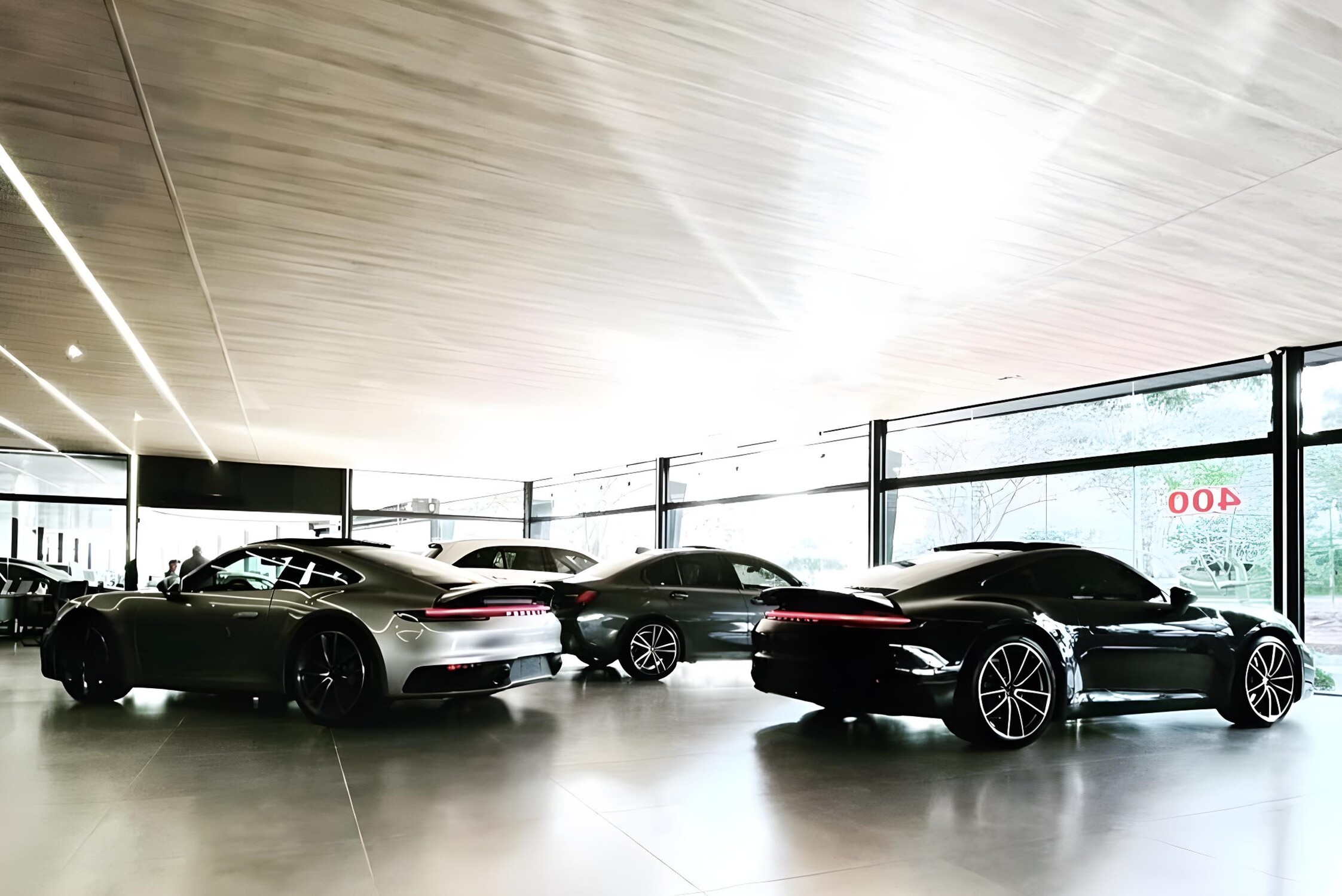 Minimalismo, sofisticação e potência. A arquitetura da Show Room traduz o conceito premium que a empresa defende há 28 anos.