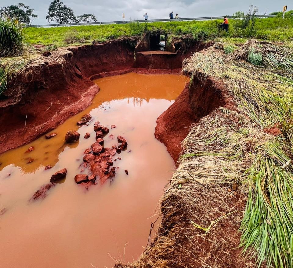 Volume de água e solo exposto após rompimento de tubulação em estrada vicinal. Temporal da última sexta (12) causou erosões profundas em diferentes pontos.