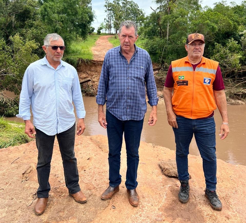 Vice-prefeito Alfredo Soares, prefeito Heliomar Klabunde e o representante da Defesa Civil, Walter Valenzuela, durante vistoria em local crítico. Autoridades percorrem áreas atingidas para levantamento dos danos e possível decretação de calamidade pública