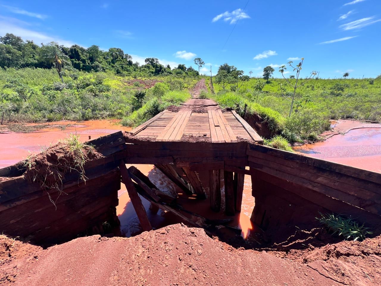 Ponte de madeira totalmente destruída pela força das águas. Estrutura colapsou após forte enxurrada em região rural de Paranhos.