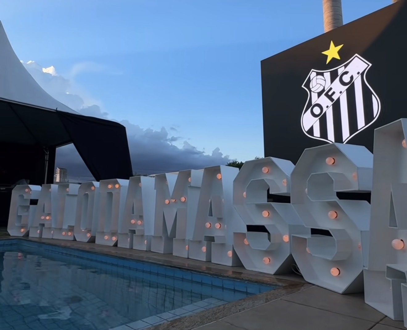 Letras iluminadas com o nome do Operário FC marcam o ambiente do evento que apresentou a nova fase do clube como Sociedade Anônima do Futebol (SAF), em Campo Grande.