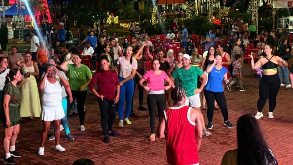 FitDance anima sábado de Natal na Praça Ary Coelho e reúne público em clima festivo no centro de Campo Grande.