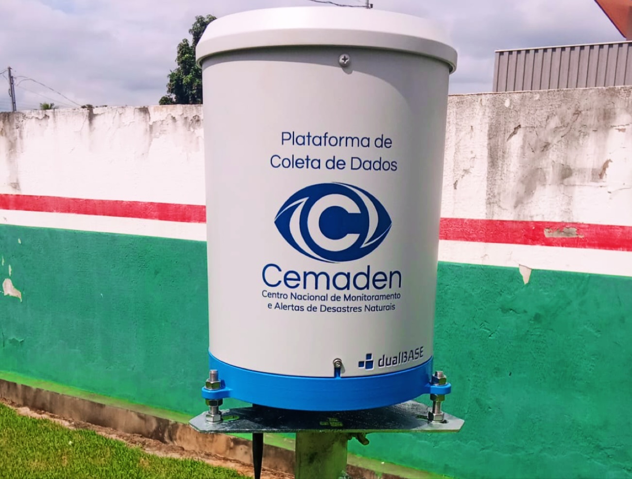 Detalhe do pluviômetro eletrônico do Cemaden instalado na Escola Estadual Odete Reis de Souza, em Nioaque (MS). Equipamento envia dados em tempo real.