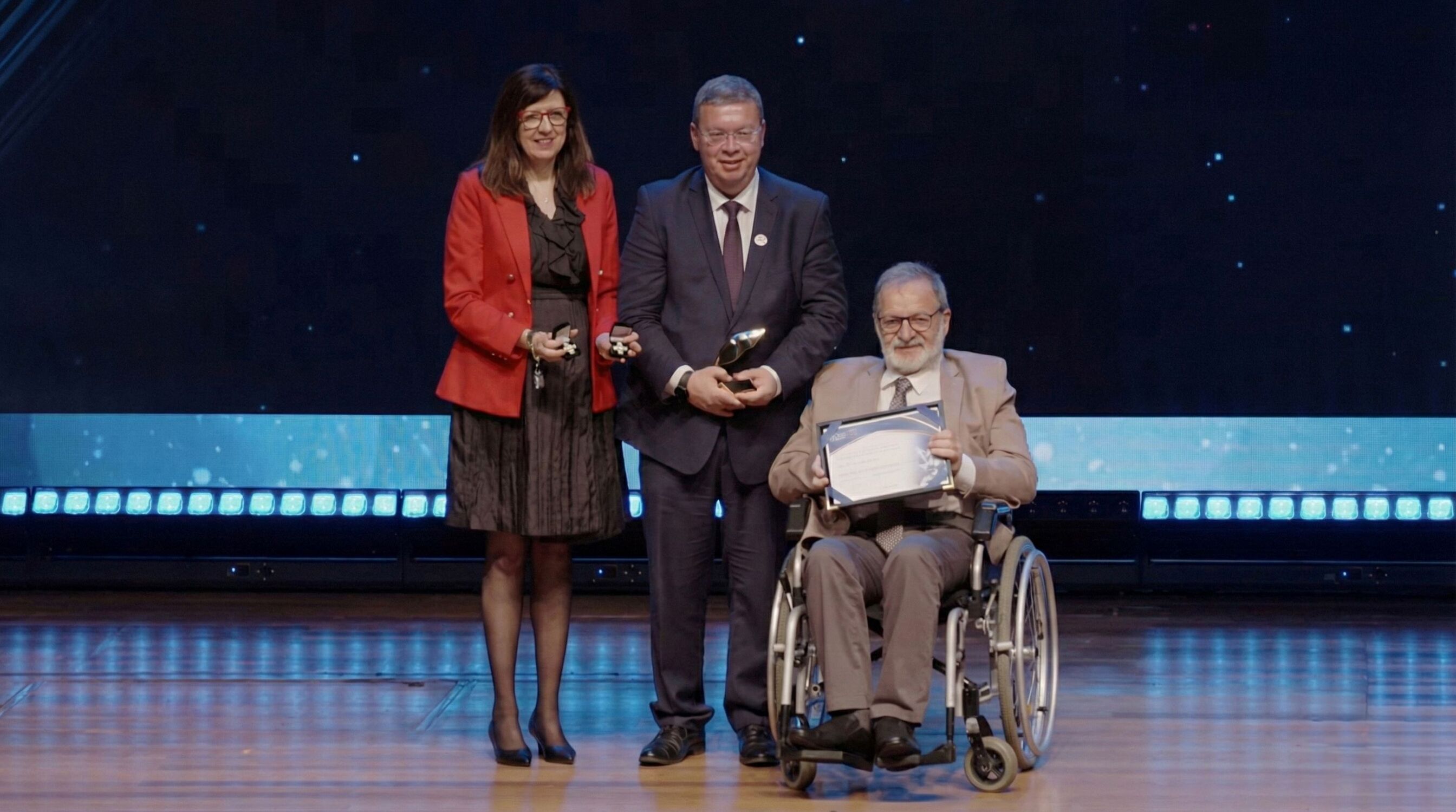 Representantes do Sesc MS recebem o troféu ao lado do presidente Edison Araújo, premiado na categoria Jornada Digital com o projeto de inovação e tecnologia para inclusão.