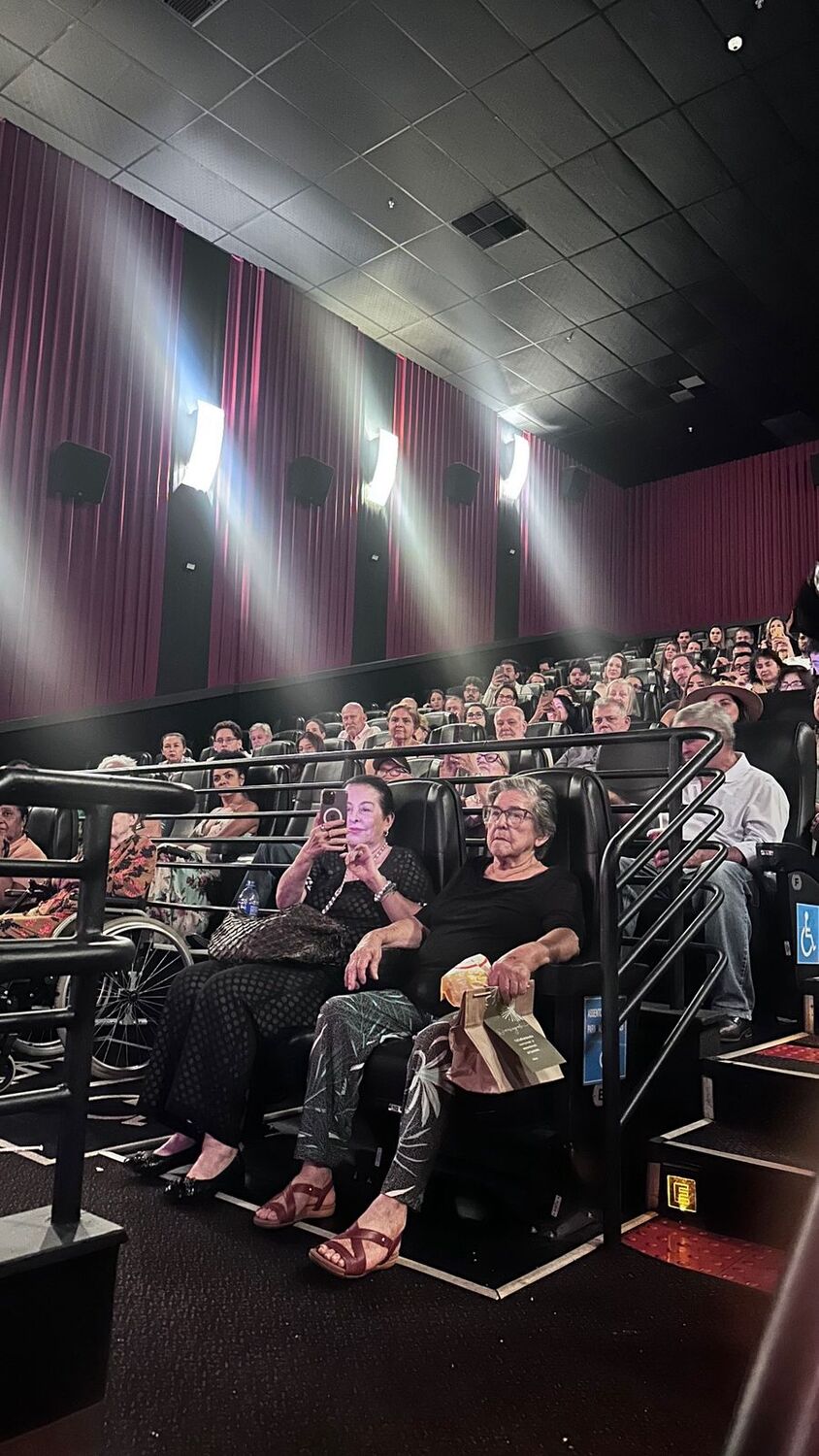 Sala cheia durante a sessão especial de estreia do documentário Mulheres da Fronteira, em Campo Grande.