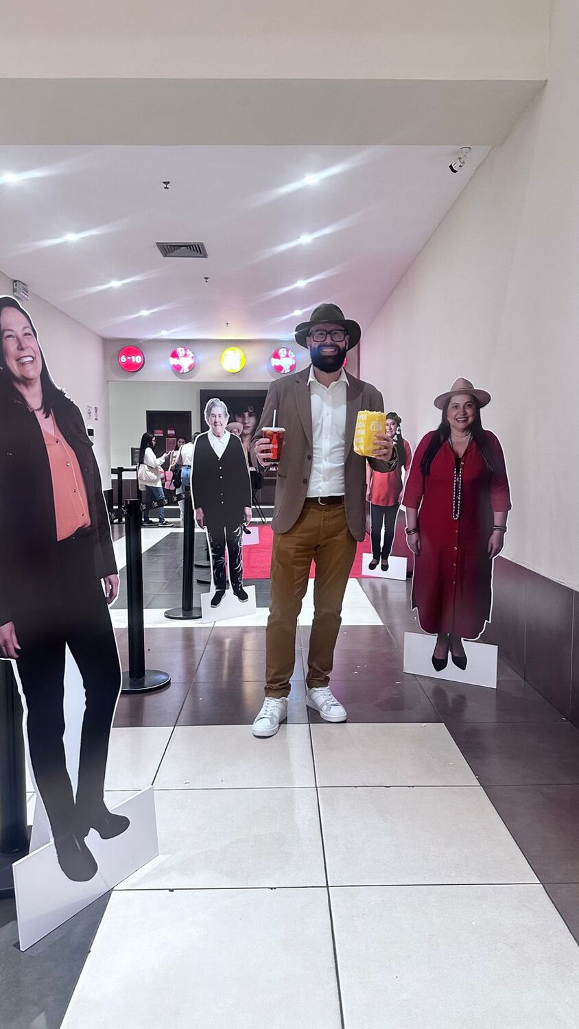 Público interage com os totens das protagonistas antes da exibição do documentário Mulheres da Fronteira.