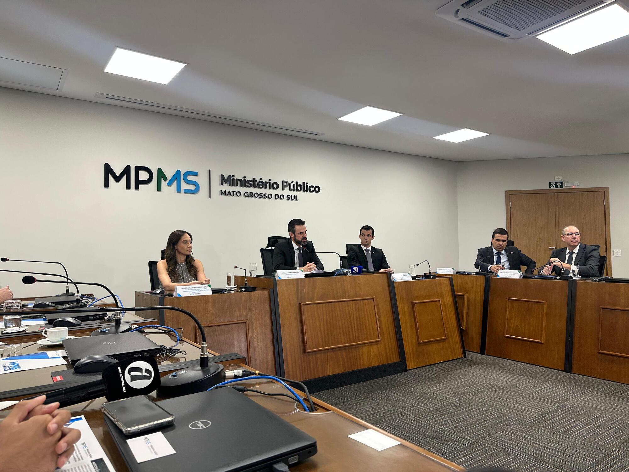 Procurador-geral de Justiça, Romão Ávila Milhan Junior, apresenta o balanço de 2025 do MPMS durante coletiva com jornalistas em Campo Grande.