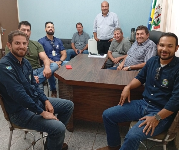 Autoridades municipais, técnicos da ANAC e representantes da SEILOG durante reunião que tratou das etapas para a homologação do Aeródromo Municipal de Inocência.