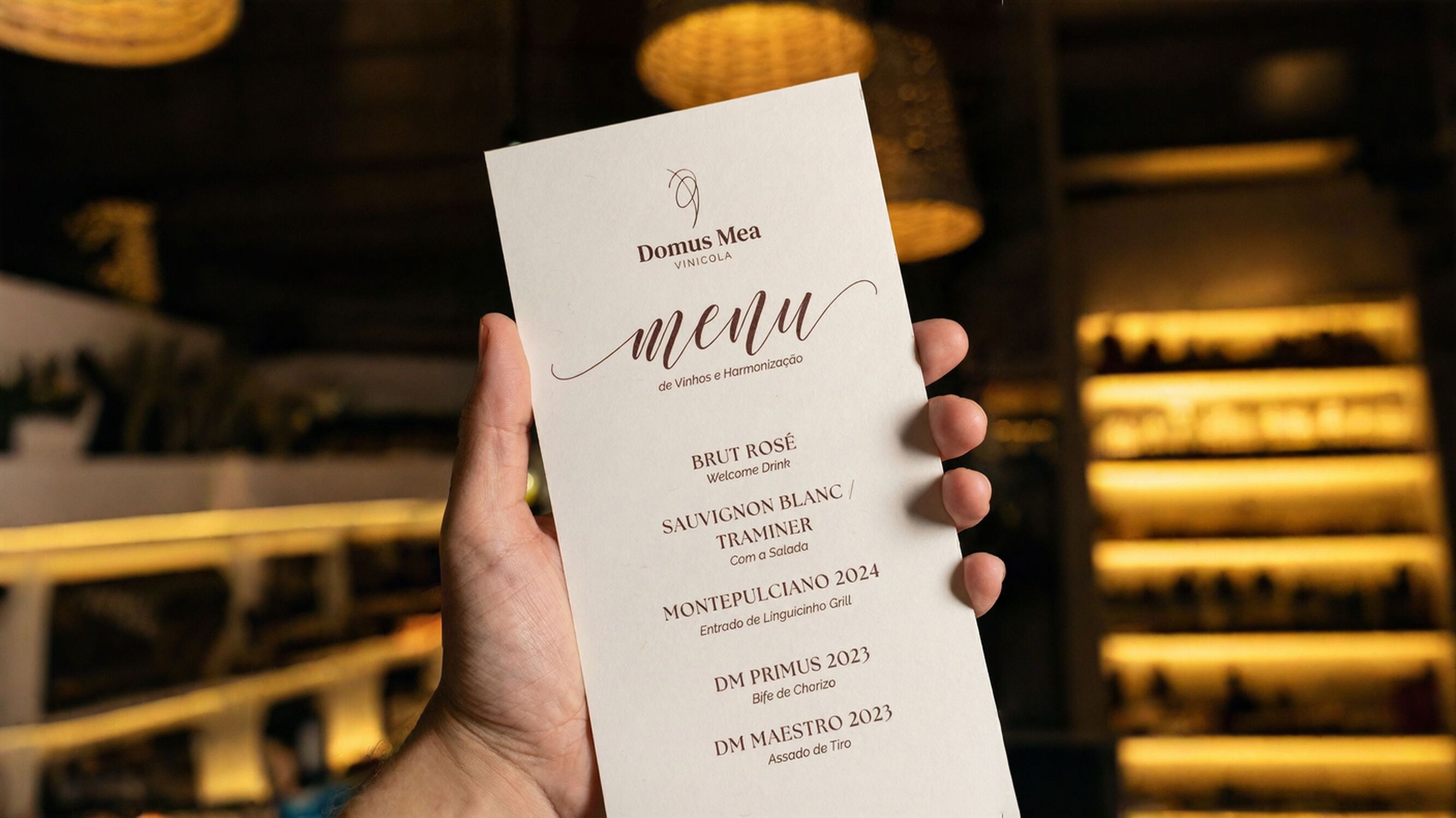 Em cada lugar da mesa, os clientes encontraram um menu especial com o passo a passo da noite  indicando, taça por taça, qual vinho da Domus Mea acompanharia cada prato do Vermelho Grill.