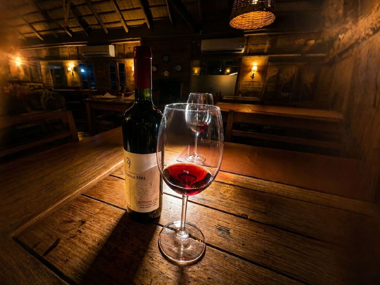 O Montepulciano 2024, da Domus Mea, foi o primeiro tinto da noite  escolhido para harmonizar com a clássica linguicinha grill do Vermelho Grill.