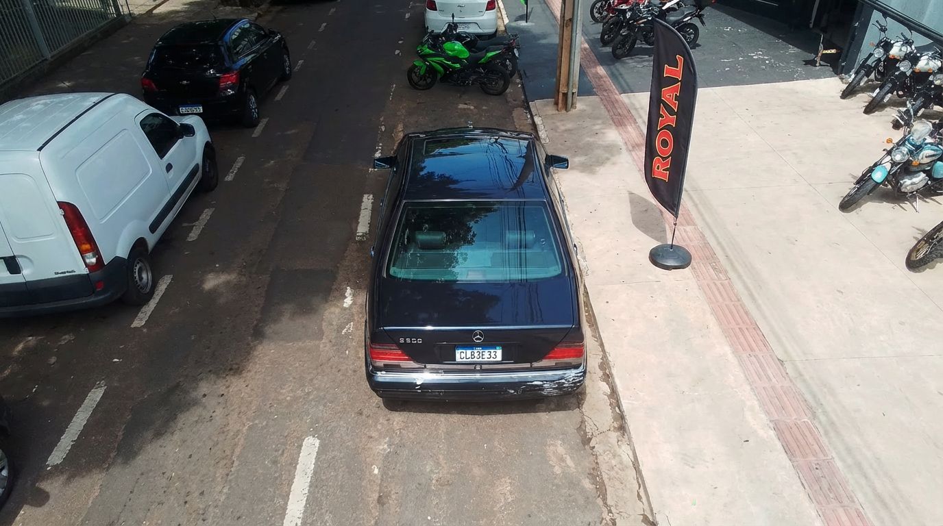 Mercedes-Benz S500, ano 1997, ficou com danos na traseira após ser atingido durante o engavetamento na Avenida Ricardo Brandão.