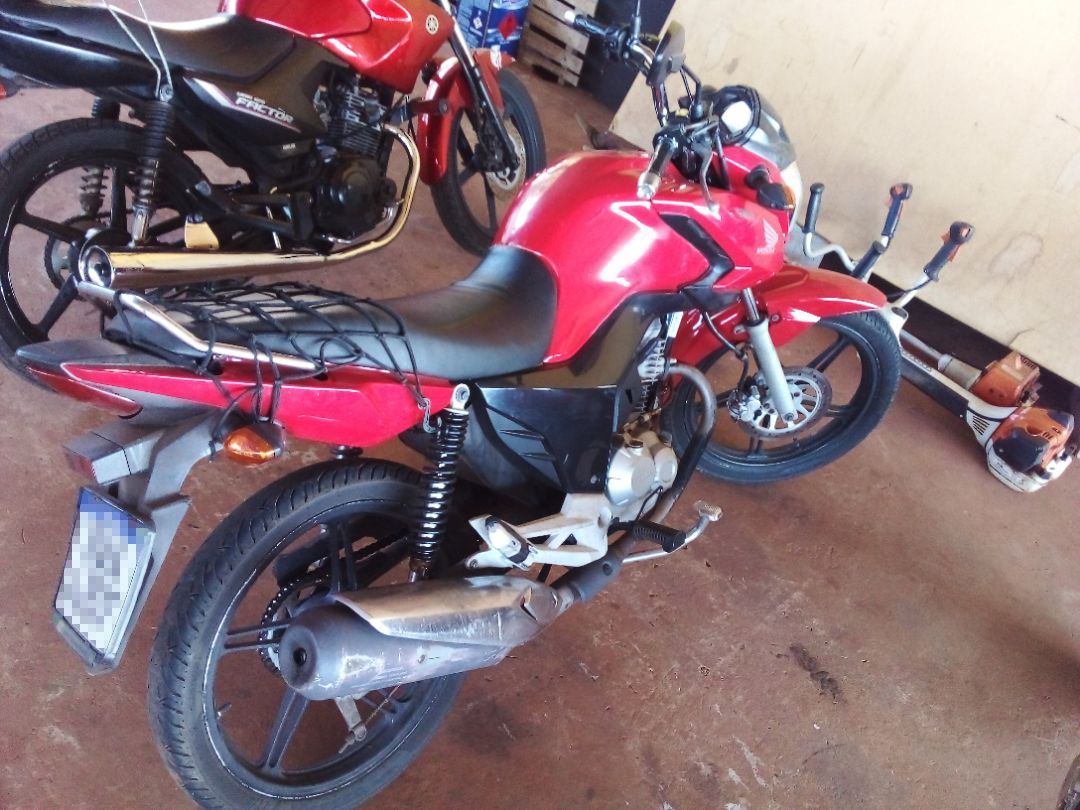 Entre os veículos ofertados, está uma Honda CG 2021/2022 com lance inicial de R$ 3.702,00 