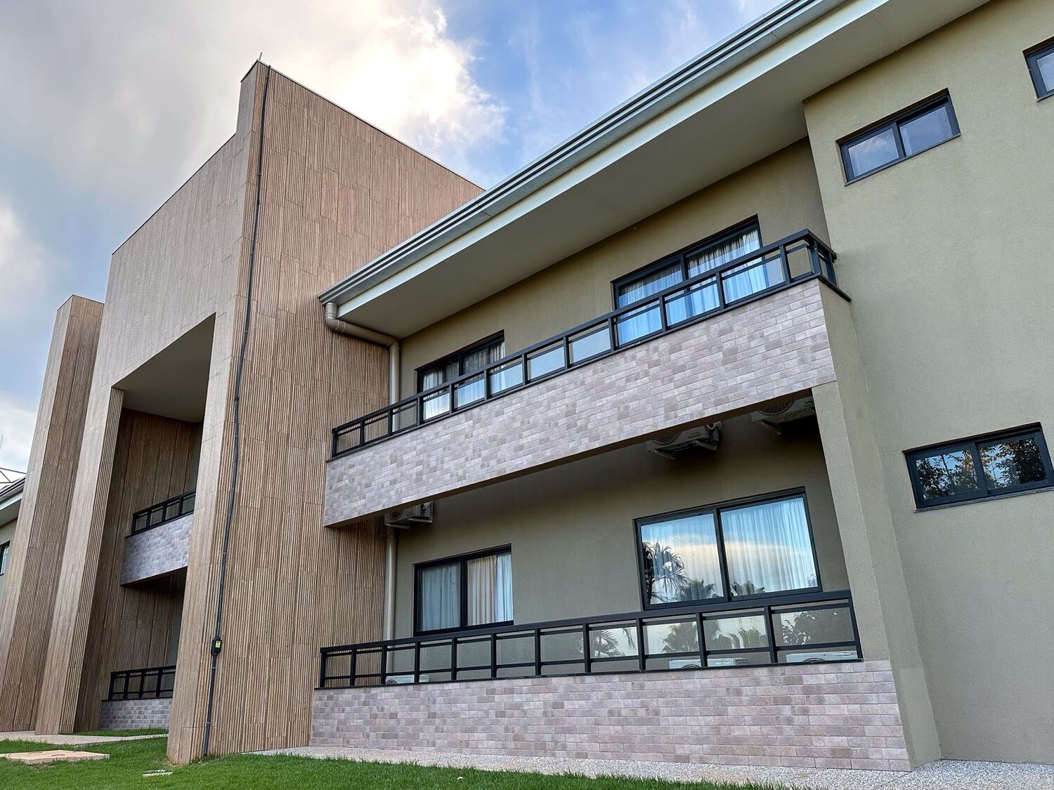 Hotel Sesc Bonito oferece hospedagem confortável em meio à natureza, com gastronomia regional e tarifas acessíveis em Bonito (MS).