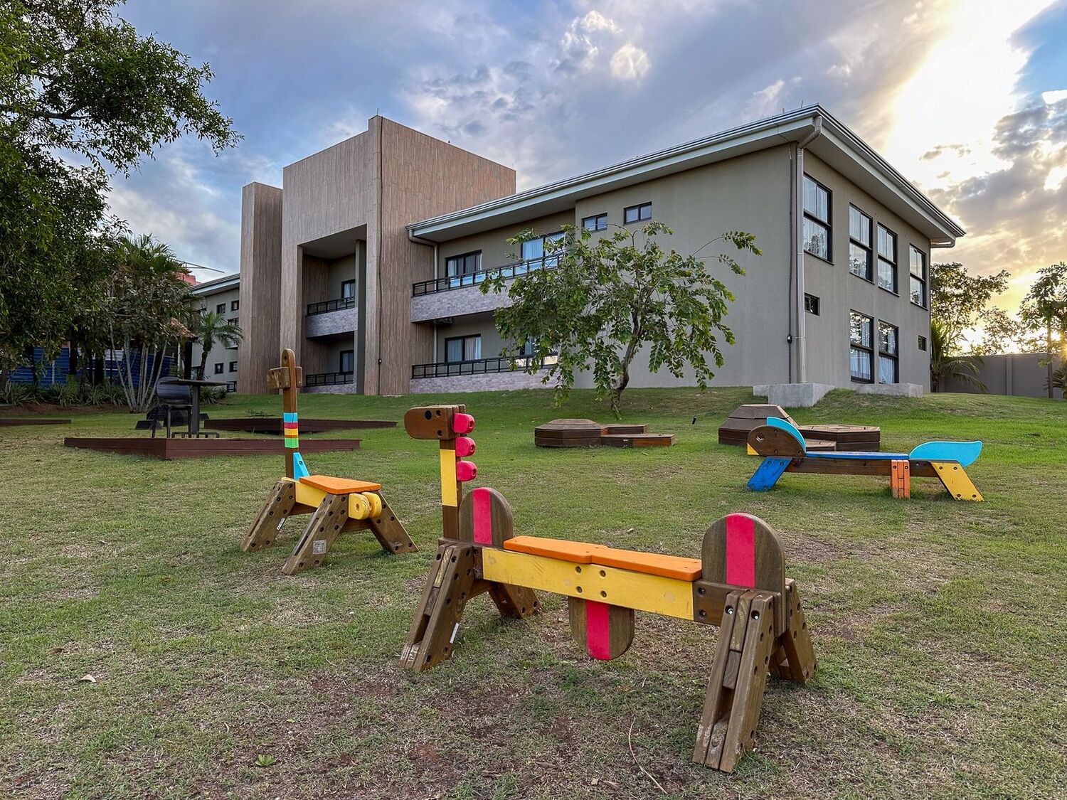 Área externa do Hotel Sesc Bonito, com brinquedos infantis integrados à área verde do empreendimento em Bonito (MS).