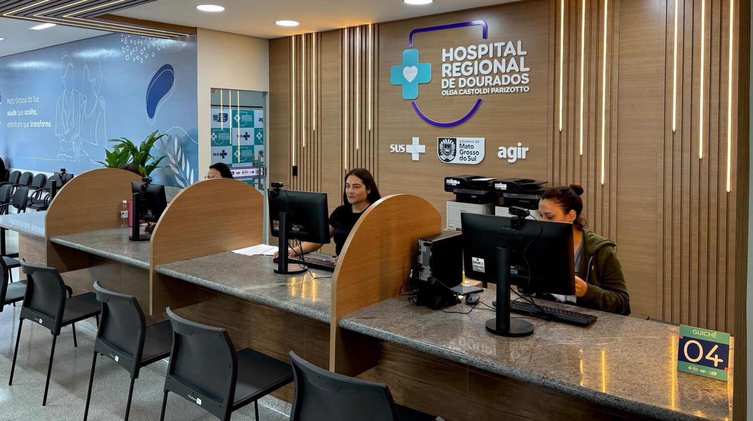 Equipe do Hospital Regional de Dourados usa checagem beira-leito digital; unidade nasceu 100% digital e aposta em tecnologia para dar mais segurança aos pacientes do SUS.