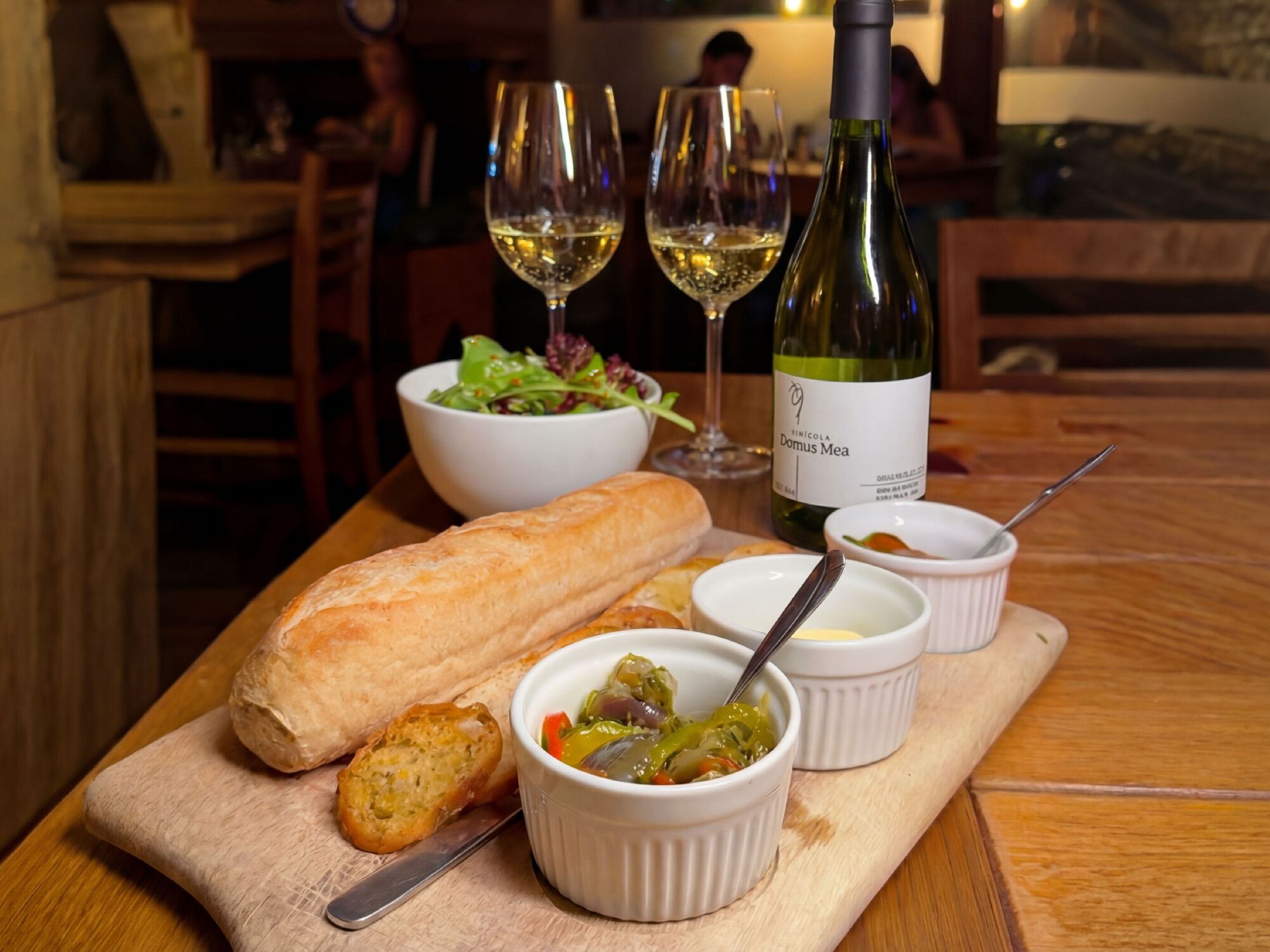 O Sauvignon Blanc da Domus Mea acompanhou as entradas frias da noite, combinando frescor e leveza com saladas, pães e antepastos.