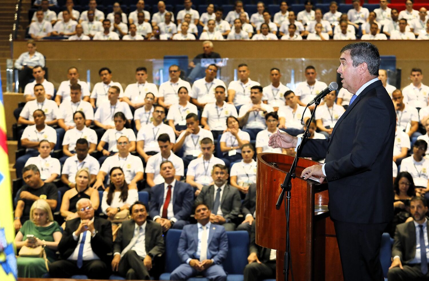 Governador Eduardo Riedel discursa durante aula inaugural