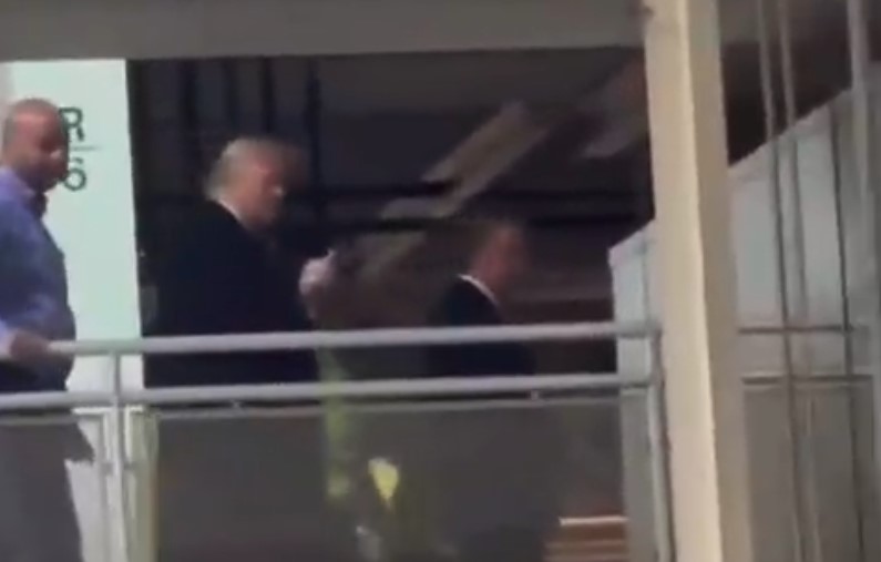 Trump mostra o dedo para trabalhador após ofensa 