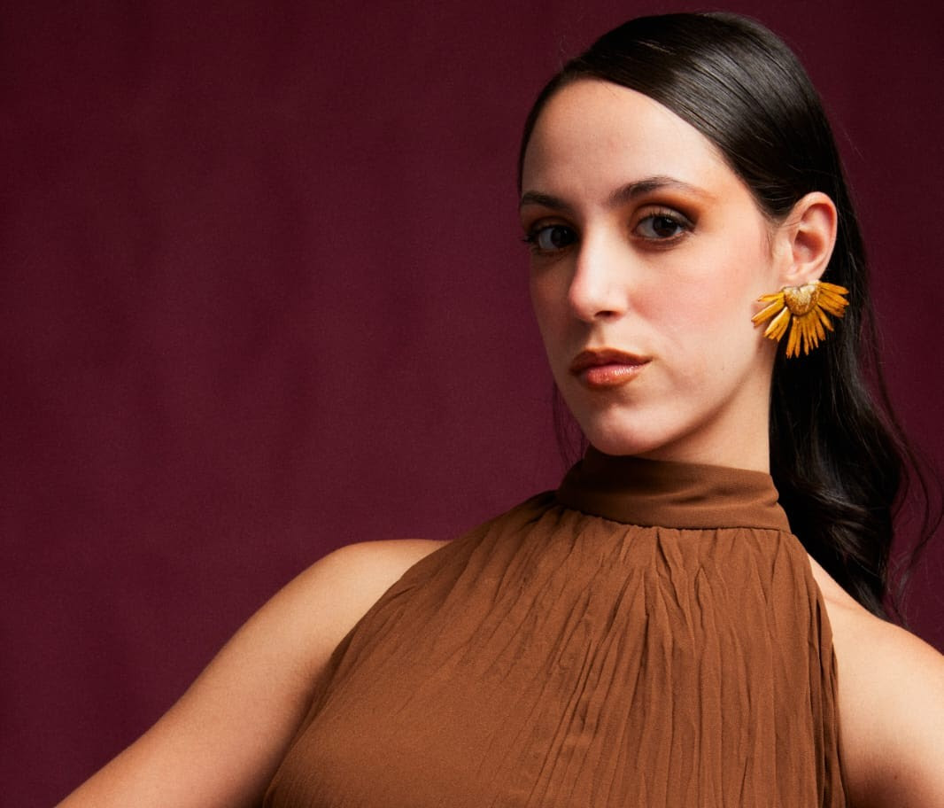 Flor de Luz Biojoias: peças autorais feitas com flores desidratadas e inspiração na flora de Mato Grosso do Sul. Em 2026, a marca projeta os primeiros passos na exportação.