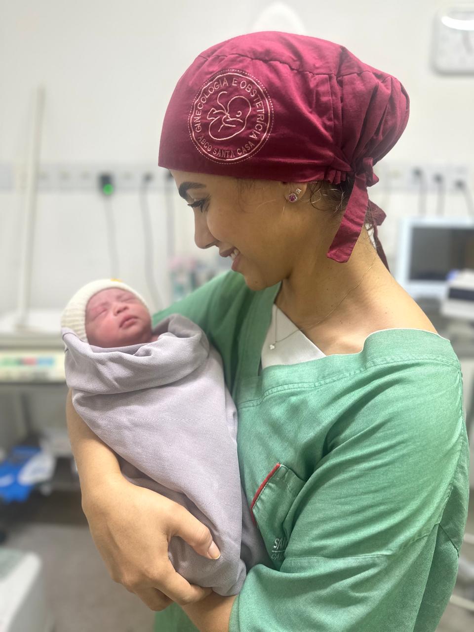 A médica residente Jhenifer Moreno acompanhou o parto de Antonella, a primeira bebê de 2026 na Santa Casa de Campo Grande 