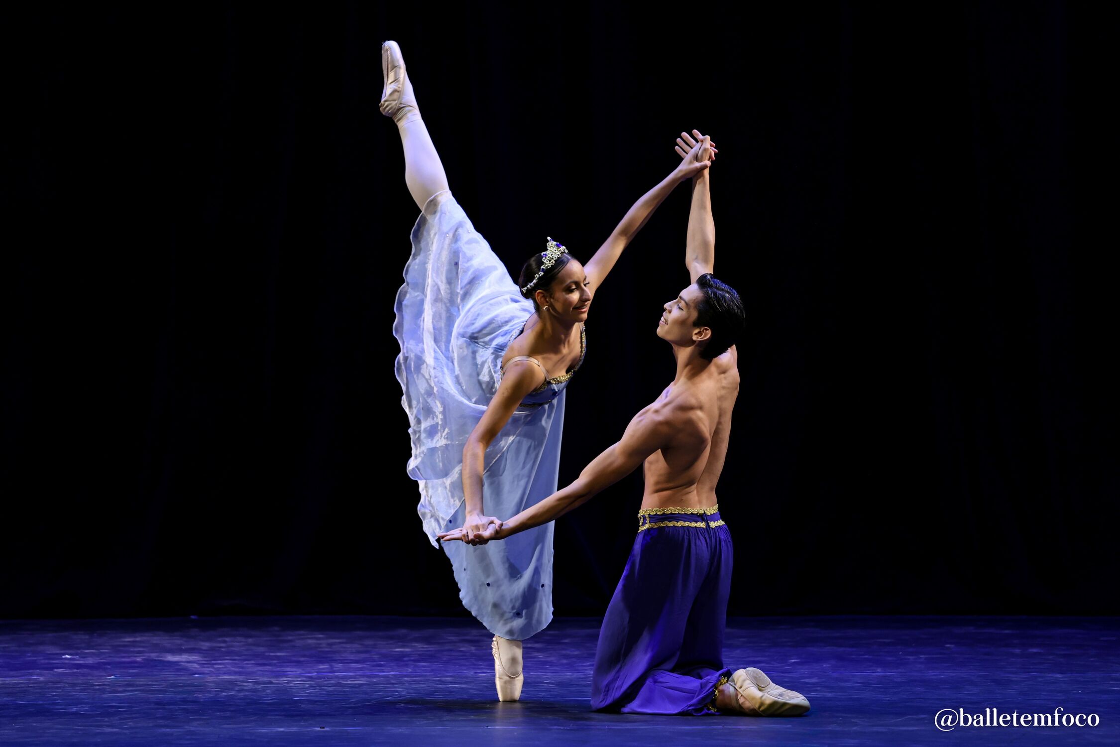 Cena marcada pela interpretação intensa dos bailarinos, unindo teatro e dança em performance impactante.
