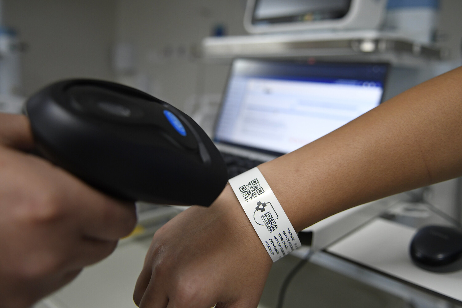 A checagem digital é utilizada para validar medicações, procedimentos e identificação do paciente. (Foto: Comunicação HRD)