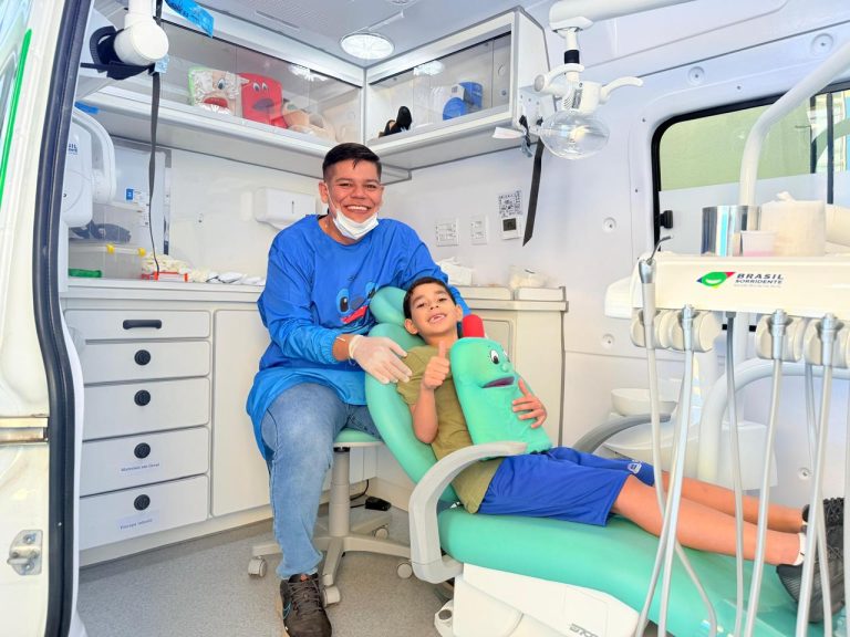 Atendimento realizado em UOM (Unidade Odontológica Móvel) no município de Ribas do Rio Pardo.