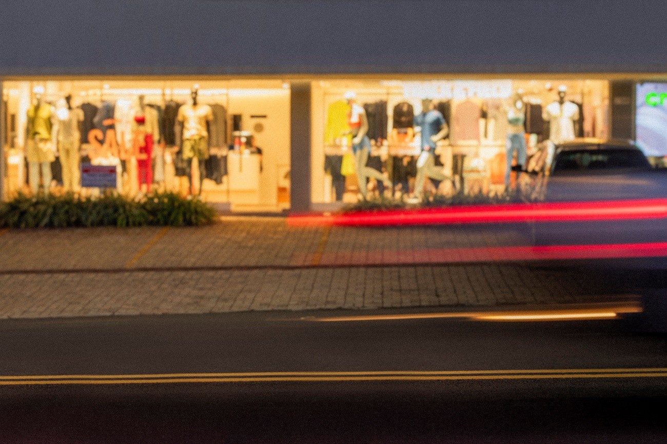 O ritmo urbano do Jardim dos Estados; serviços, vitrines e movimen  (Foto: Alexandre Raupp)