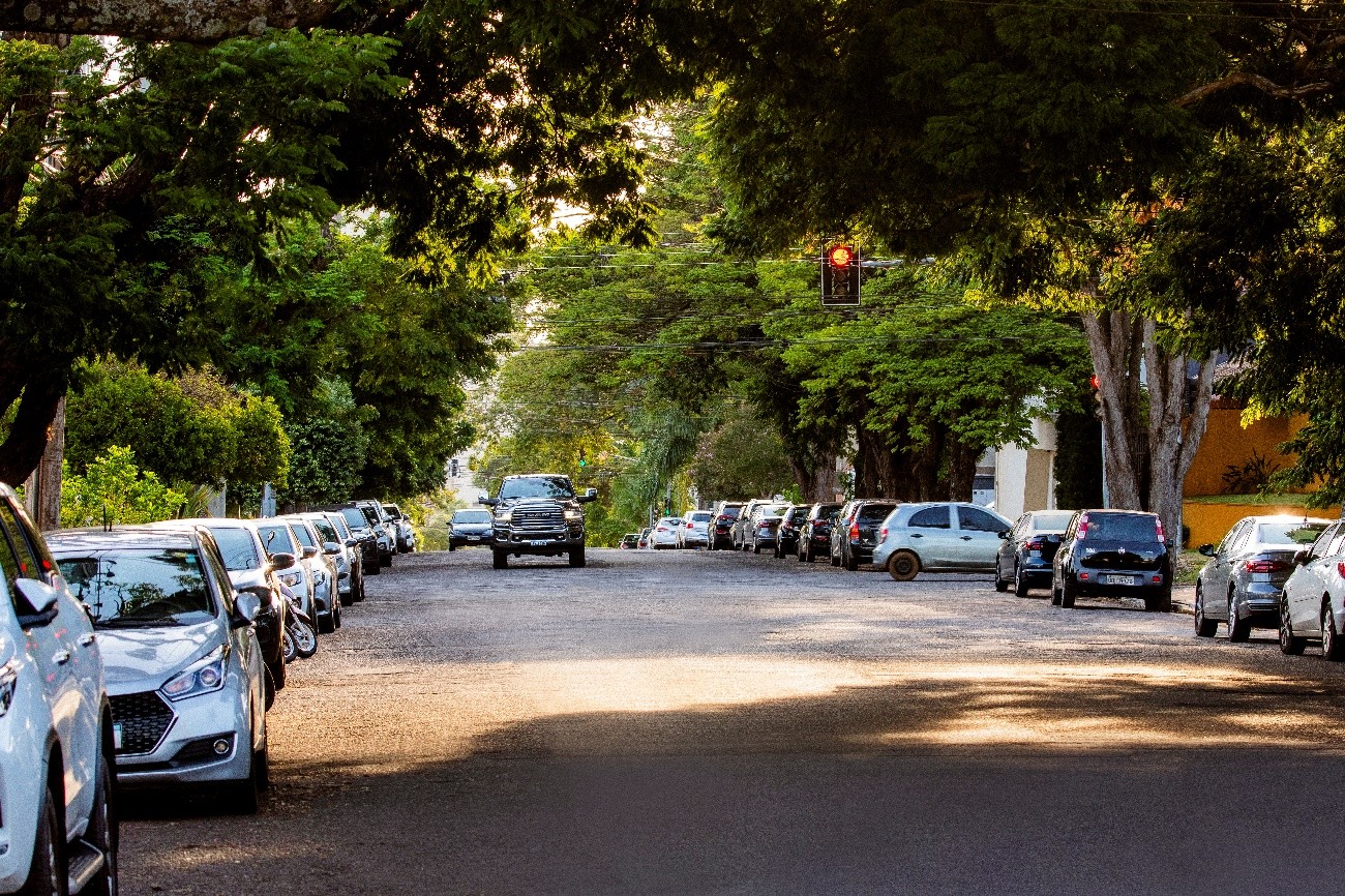 Mobilidade, sombra e vida urbana em uma das regiões mais tradicionais de Campo Grande. (Foto: Alexandre Raupp)