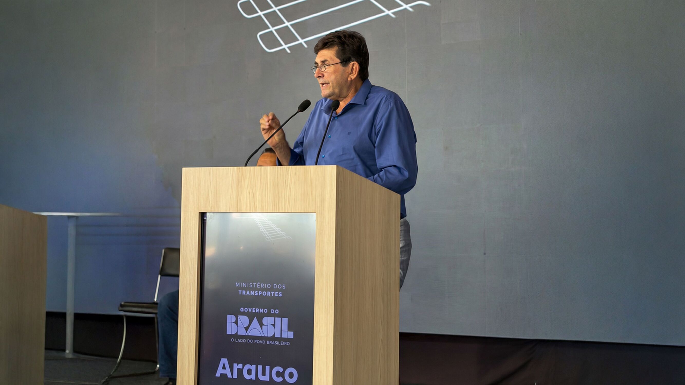 Toninho da Cofapi fala ao público durante cerimônia que reuniu autoridades estaduais e federais para anunciar novos investimentos em infraestrutura em Inocência.