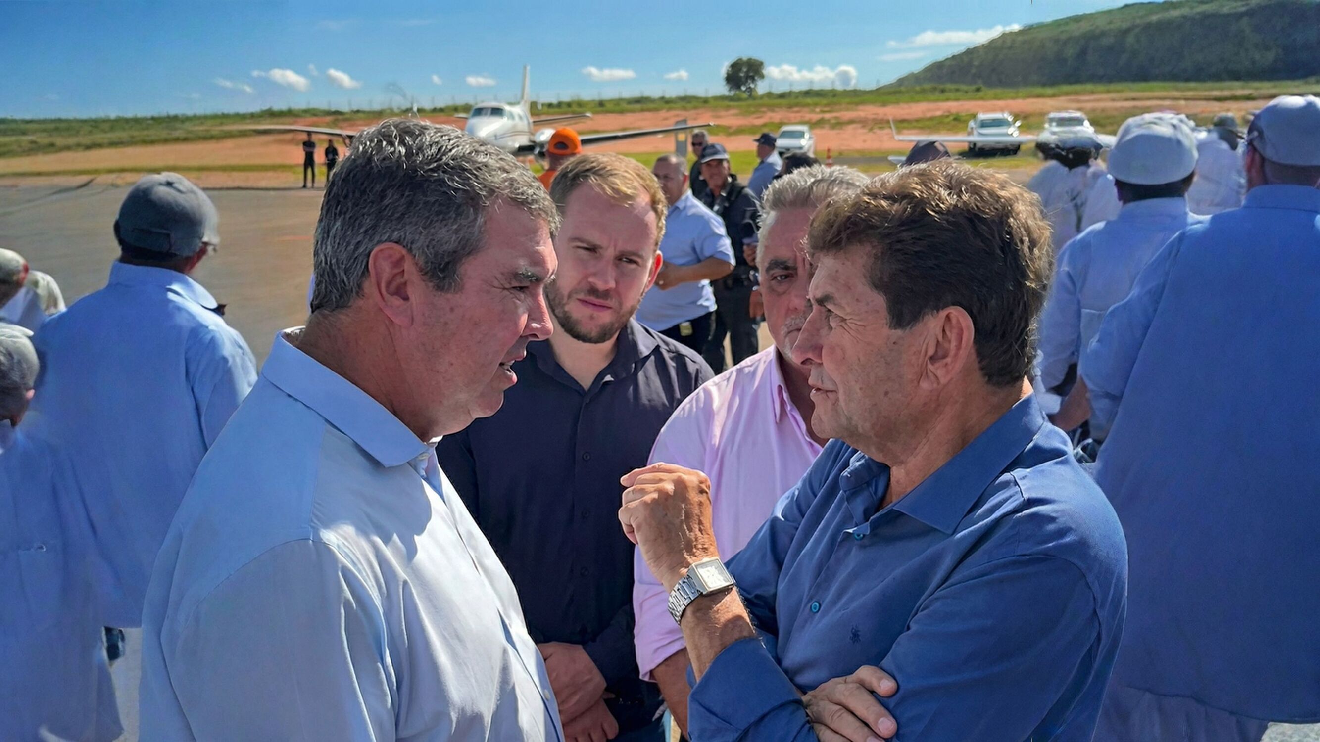 Prefeito de Inocência, Antônio Ângelo, conversa com o governador de Mato Grosso do Sul, Eduardo Riedel, durante recepção no aeródromo do município, antes do evento oficial.