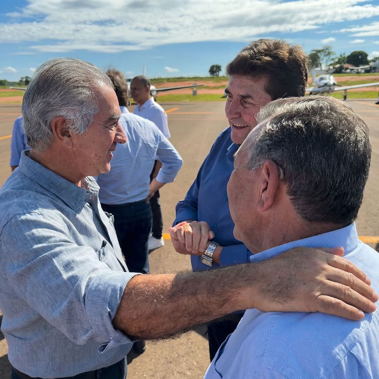 Toninho da Cofapi cumprimenta o ex-governador de Mato Grosso do Sul, Reinaldo Azambuja, durante encontro no aeródromo de Inocência, antes da agenda institucional.