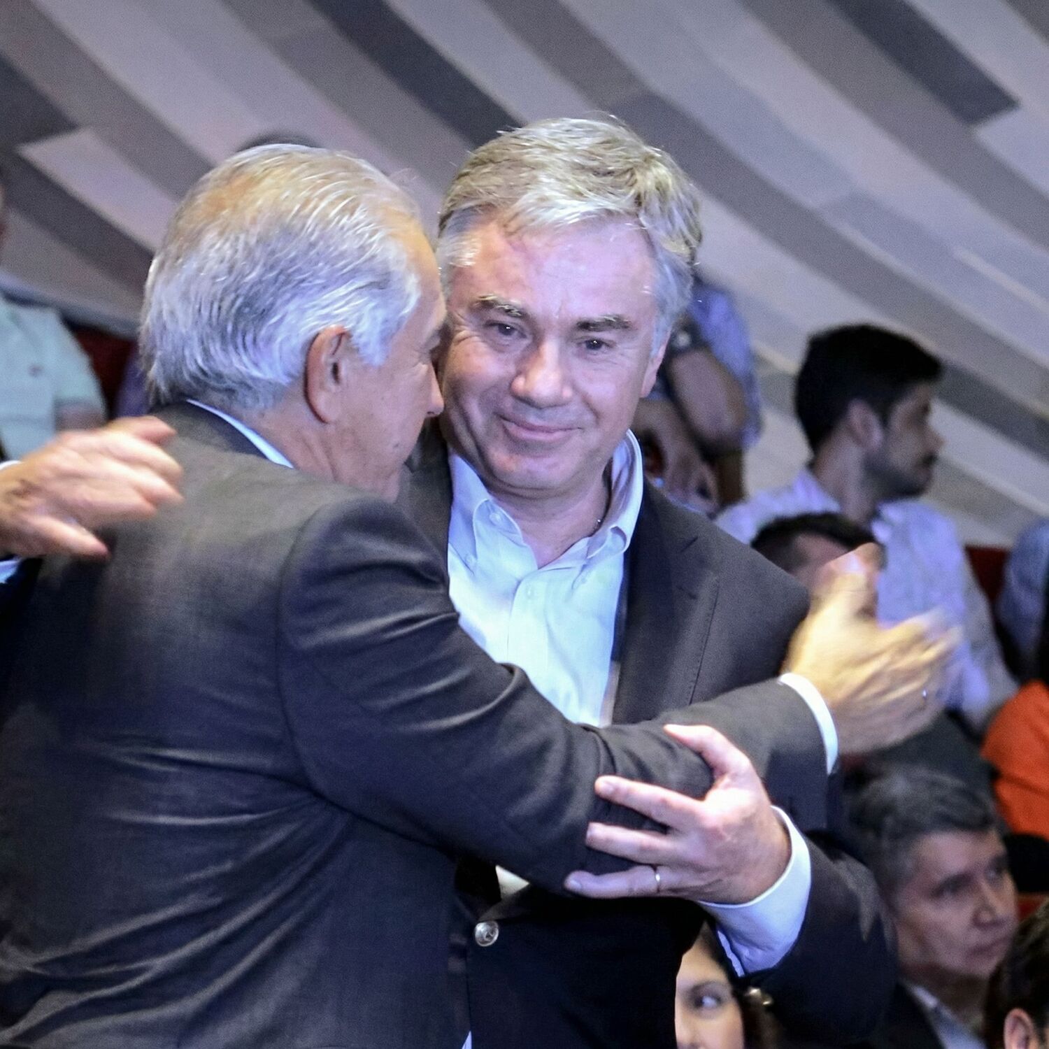 O então governador Reinaldo Azambuja e um diretor da Arauco formalizam, em 2022, o acordo que deu início ao maior projeto industrial da história de Inocência.