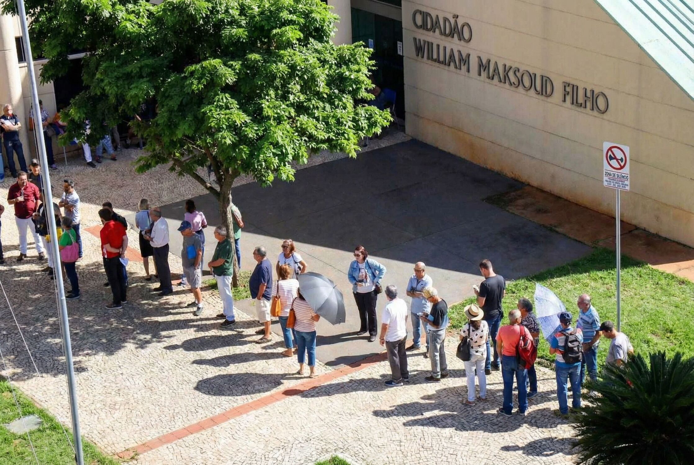Fila de atendimento na Central do Cidadão reúne contribuintes em busca de informações sobre o IPTU.