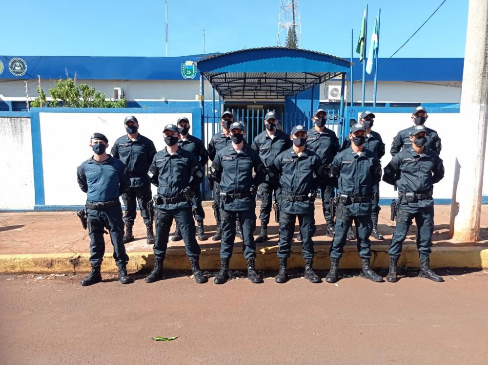 Equipe do 15&ordm; Batalhão de Polícia Militar perfilada em frente ao quartel, antes do início do serviço operacional.