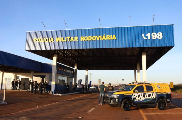 Base da Polícia Militar Rodoviária em Maracaju, com viatura posicionada na área de fiscalização da rodovia.