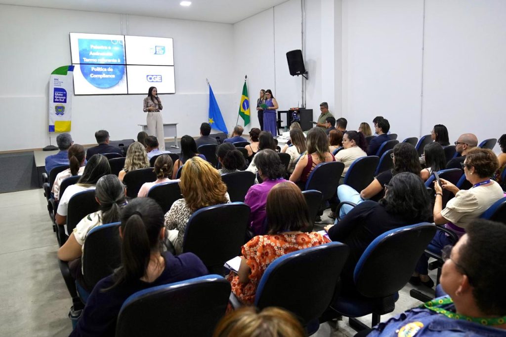 Assinatura de termo contou com palestra que explicou a política de compliance 