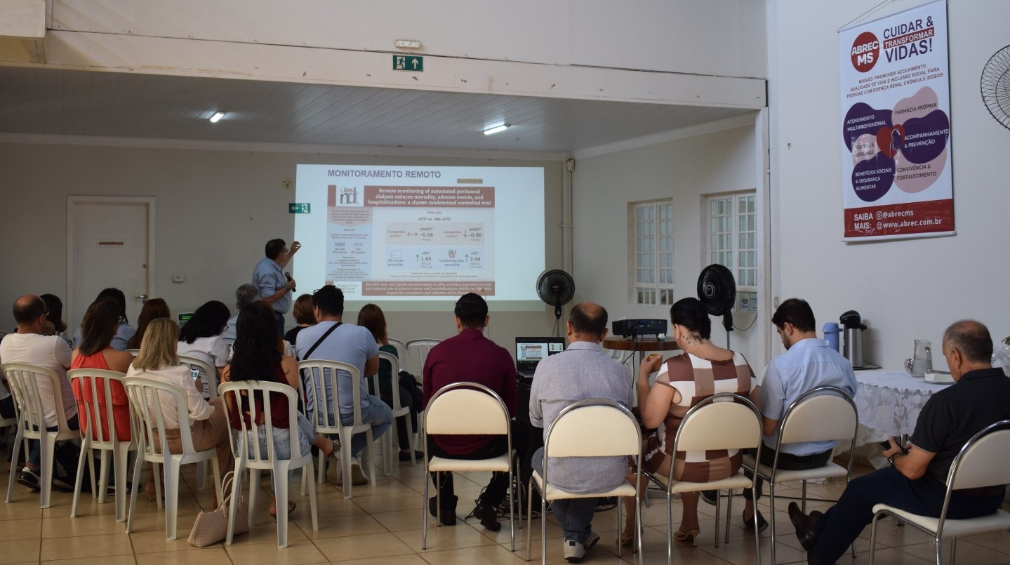 Na sexta-feira (6), a superintendente Angélica Congro participou de atualização sobre diálise peritoneal promovida pela ABREC-MS. (Foto: Divulgação ABREC-MS)