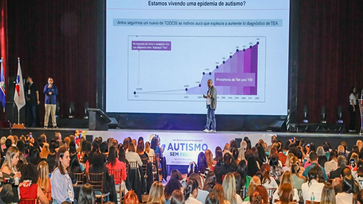 Especialista apresenta dados sobre o crescimento dos diagnósticos de Transtorno do Espectro Autista durante palestra no congresso, que discute ciência, inclusão e políticas públicas.