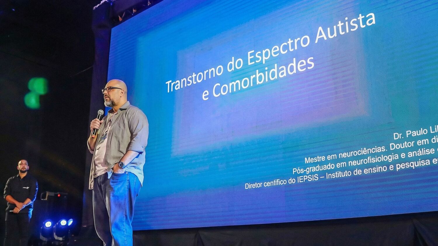 Palestrante aborda conceitos sobre deficiência e participação social durante apresentação no Congresso Autismo Sem Fronteiras, evento realizado com apoio da OAB-MS e do Instituto IEPSIS.