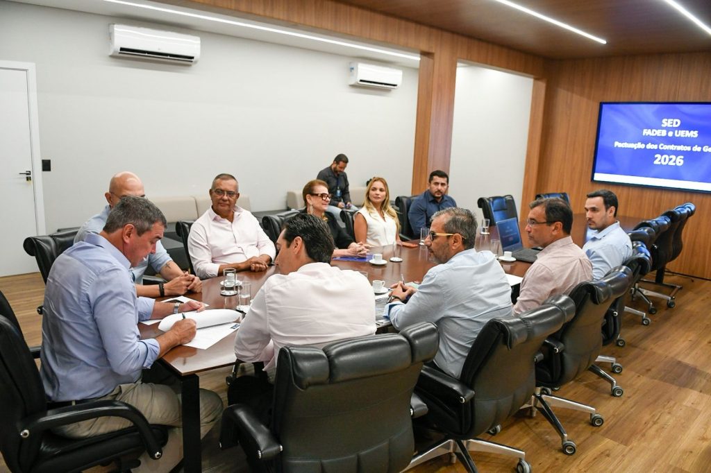 Governador Eduardo Riedel assina contrato de gestão com a SED, UEMS e Fadeb e alinha metas da educação de Mato Grosso do Sul até 2026.