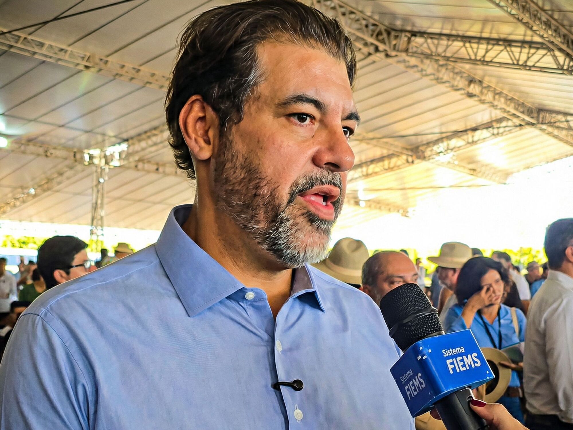 Vice-presidente da Fiems, dando entrevista sobre o impacto da indústria no crescimento econômico local.