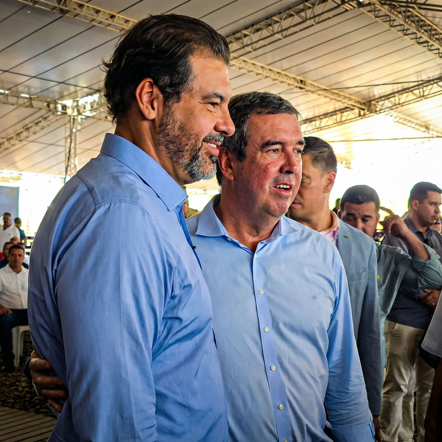 Vice-presidente da Fiems e governador Eduardo Riedel, durante evento importante discutindo as parcerias entre o governo e as indústrias para o desenvolvimento de MS.