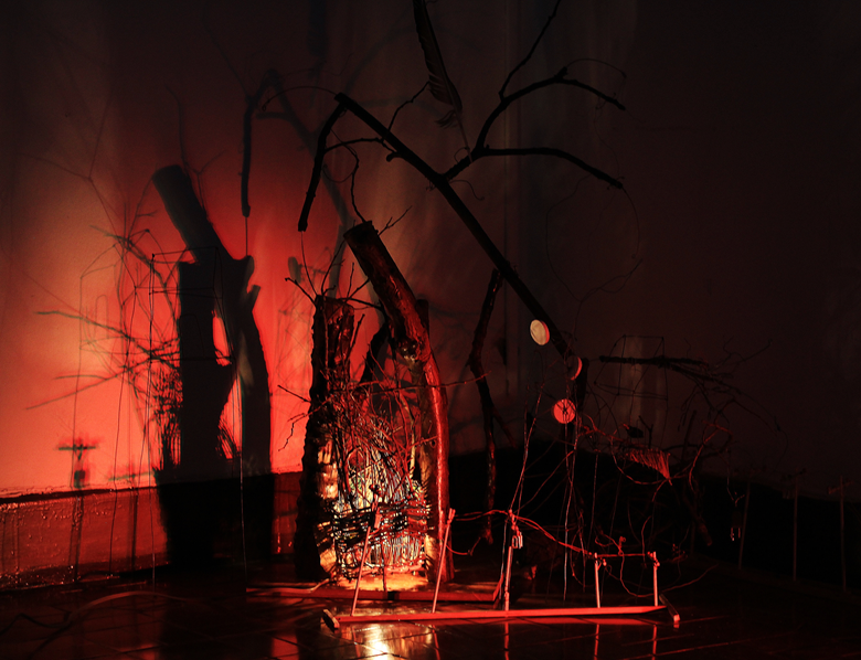 Parte do cenário preparado para a instalação-performática