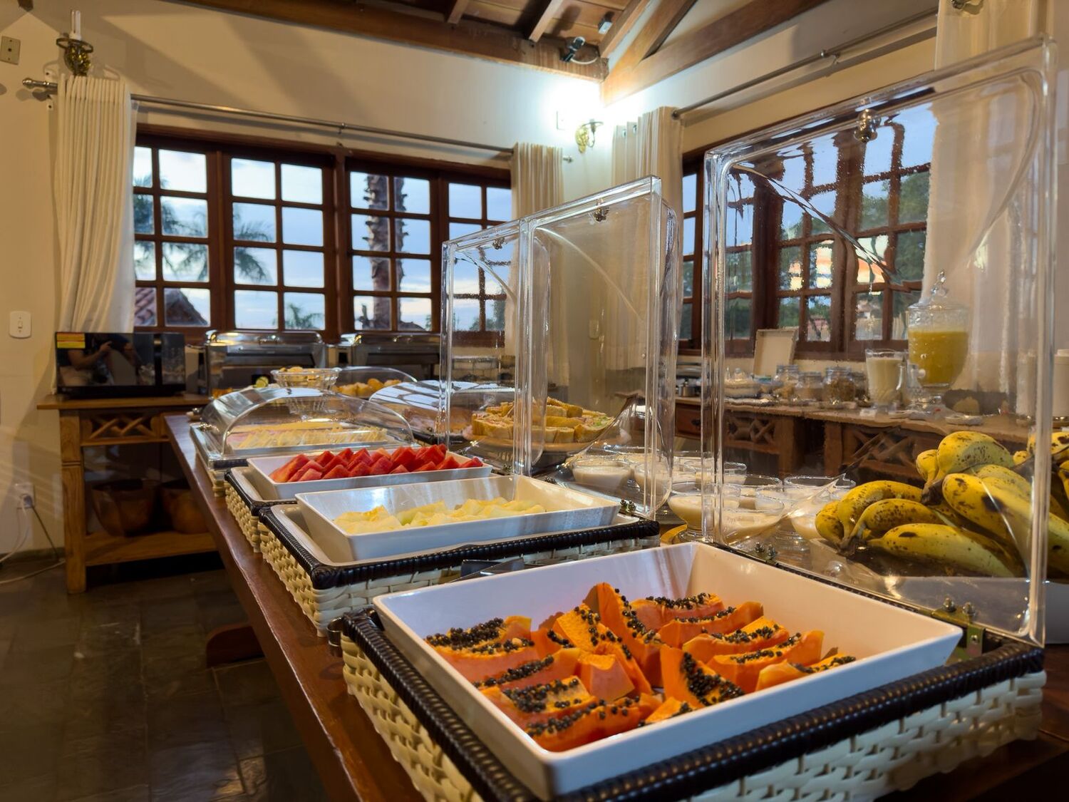 Café da manhã do Hotel Sesc Bonito valoriza a culinária regional, com pratos típicos como frutas frescas, sopa paraguaia e outras opções que reforçam a cultura sul-mato-grossense.