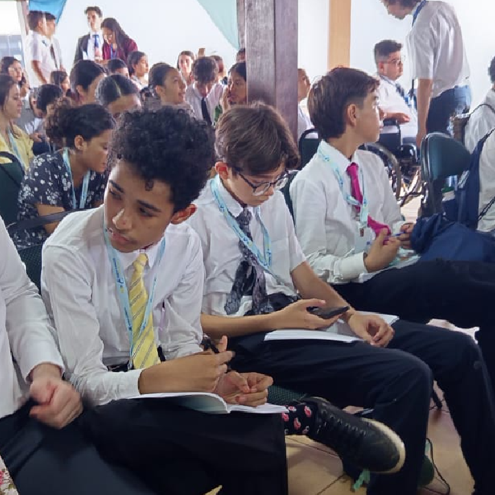 Meninos e meninas, de 14 a 18 anos de MS e MT, em encontro de fortalecimento espiritual