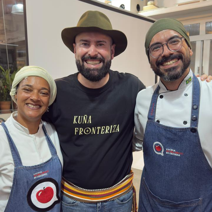 O chef e diretor Paulo Machado ao lado de pessoas da Escola Wilma Kövesi, em São Paulo, após a exibição de Mulheres da fronteira  Uma comitiva de sabores pelo Pantanal. Foto: Divulgação