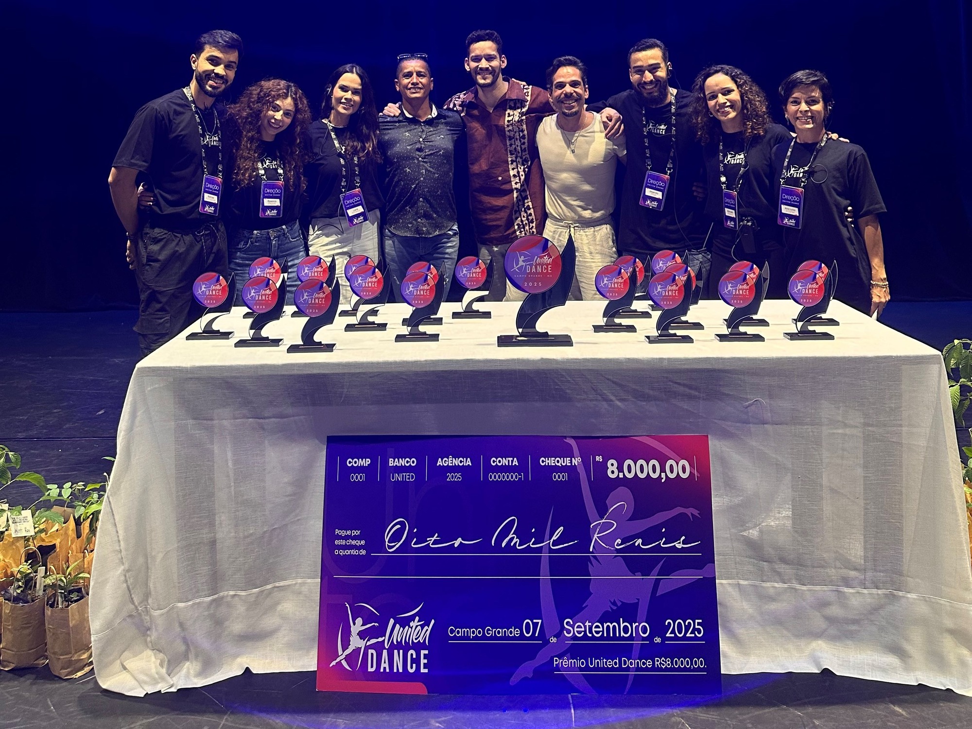 Elenco, direção e equipe técnica se reúnem no palco do Teatro Glauce Rocha para celebrar o encerramento do United Dance Festival 2025